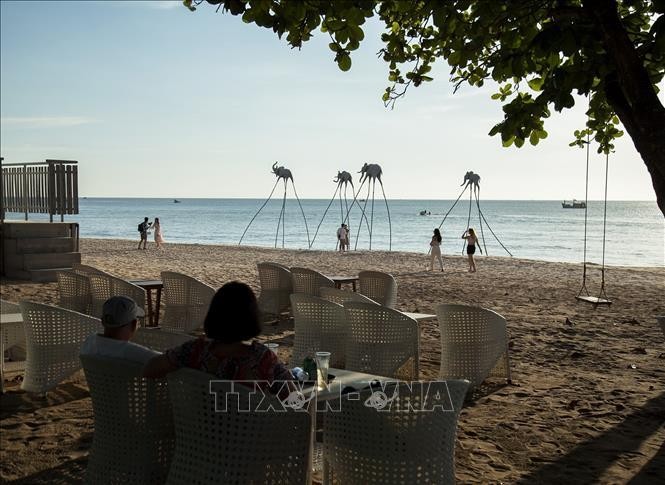 Khách du lịch ngắm hoàng hôn trên Bãi Trường (xã Dương Tơ, thành phố Phú Quốc). Ảnh minh họa: Hồng Đạt/TTXVN