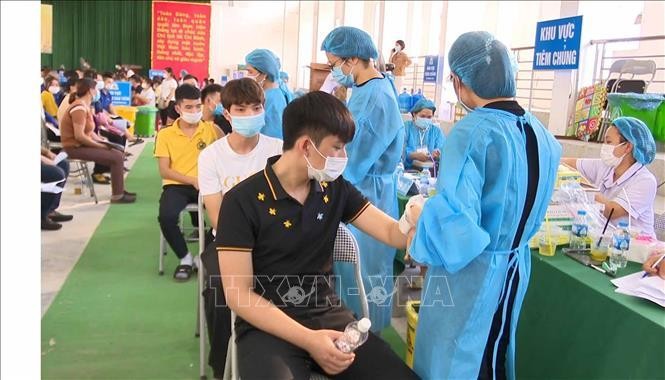 Tiêm vaccine phòng COVID-19 cho người dân. Ảnh: TTXVN