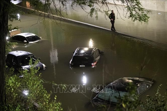 Nước lũ do hoàn lưu bão Ida gây mưa lớn nhấn chìm nhiều tuyến đường và phương tiện giao thông tại New York, Mỹ ngày 2/9/2021. Ảnh: THX/TTXVN