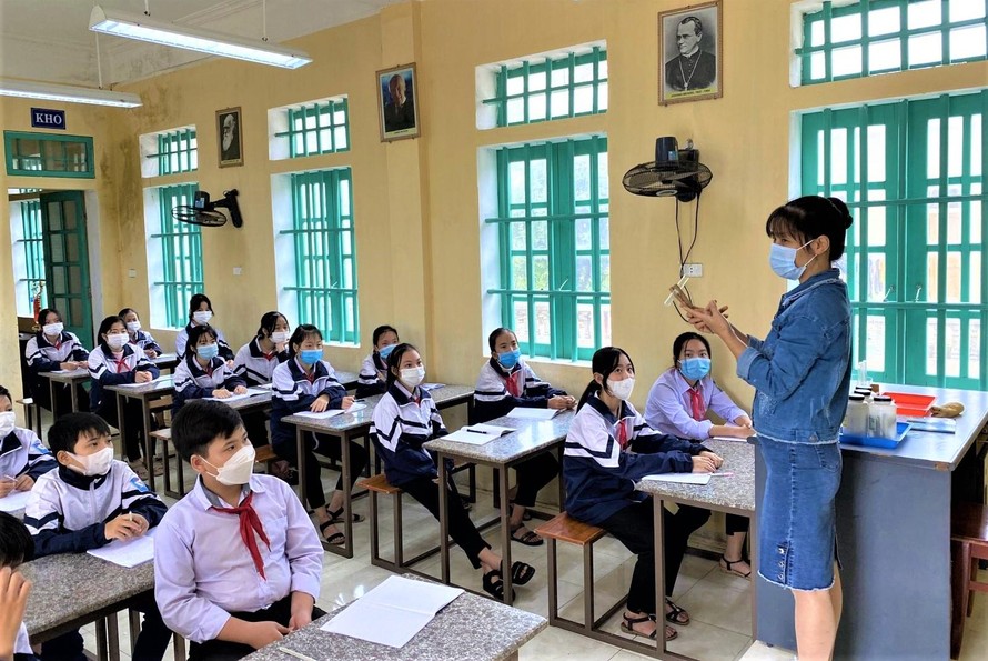 Việc trở lại trường của học sinh còn nhiều khó khăn khi số ca nhiễm COVID-19 liên tục tăng trong những ngày qua ở các địa phương.