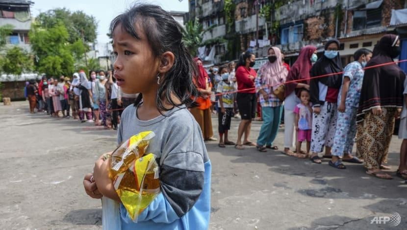 Người dân xếp hàng chờ mua dầu ăn giá rẻ ở Palembang, Indonesia. Ảnh: AFP