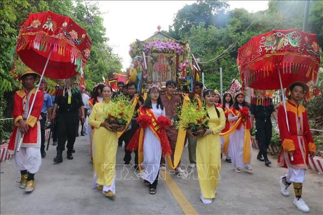 Tượng Bà từ bệ đá ngự trên đỉnh núi Sam được khiêng kiệu rước về sân khấu ở Miếu Bà dưới chân núi Sam. Ảnh tư liệu: Công Mạo/TTXVN