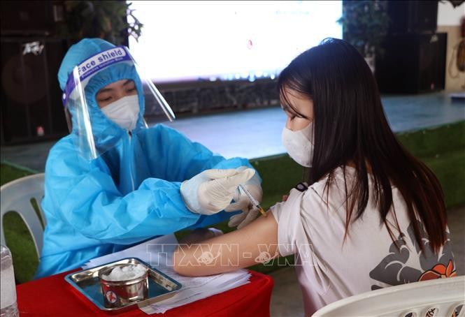 Người dân tiêm vaccine phòng COVID-19 sẽ được cấp "Hộ chiếu vaccine". Ảnh: TTXVN