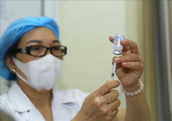 Tiêm vaccine phòng COVID-19 cho người dân. Ảnh: TTXVN