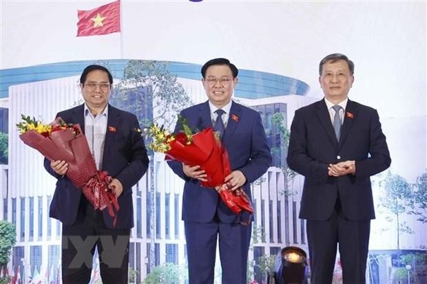 Chủ nhiệm Ủy ban Khoa học Công nghệ Môi trường của Quốc hội Lê Quang Huy đại diện cho các đại biểu Quốc hội khoá XV là nhà khoa học tặng hoa Thủ tướng Phạm Minh Chính và Chủ tịch Quốc hội Vương Đình Huệ. (Ảnh: Doãn Tấn/TTXVN)