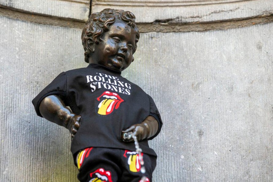 "Cậu bé tè" Manneken-Pis mặc trang phục của nhóm nhạc Rolling Stones. Ảnh: brusselstimes.com