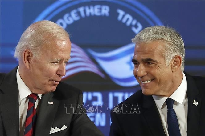 Tổng thống Mỹ Biden (trái) và Thủ tướng Israel Yair Lapid (phải) ký “Tuyên bố Jerusalem”. Ảnh: AFP/TTXVN