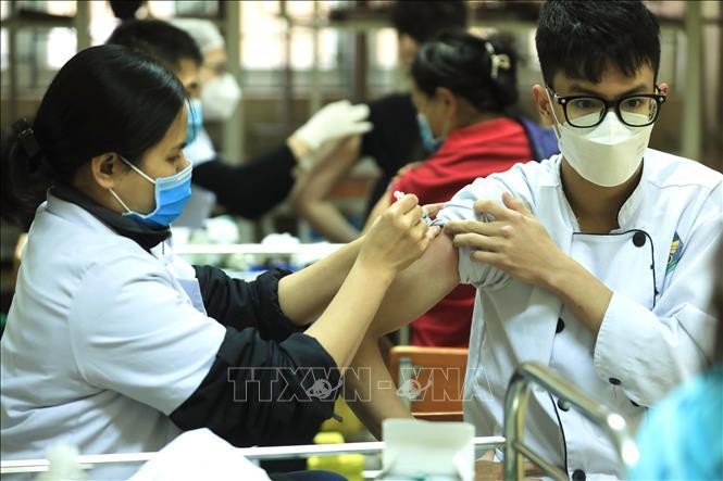 Tiêm vaccine phòng COVID-19 vẫn là biện pháp phòng bệnh hiệu quả. Ảnh: TTXVN