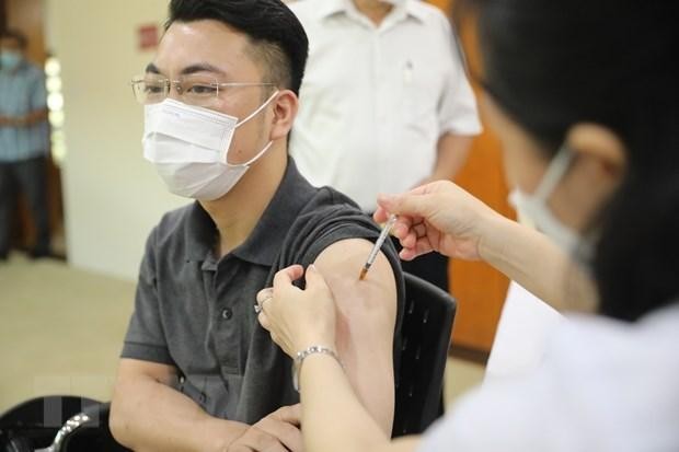 Tiêm vaccine mũi nhắc lại phòng chống COVID-19. (Ảnh: Minh Quyết/TTXVN)