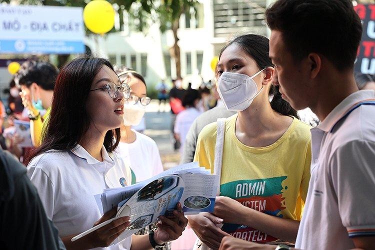 Thí sinh tham dự ngày hội tư vấn xét tuyển đại học 2022. Ảnh: Lê Phú.