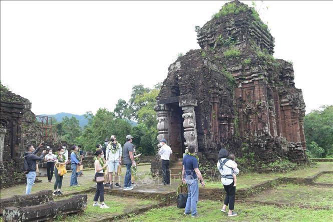 Du khách tham quan vùng lõi Di sản Văn hóa thế giới Mỹ Sơn. Ảnh: Đoàn Hữu Trung/TTXVN