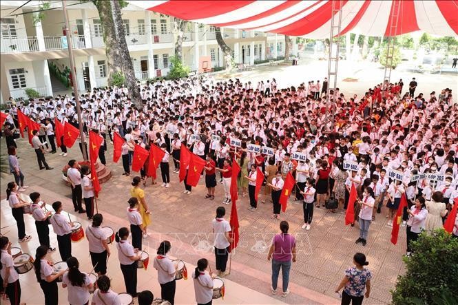 Sáng 29/8, học sinh toàn trường THCS Dương Xá, huyện Gia Lâm tập trung, gặp gỡ các thầy cô và tập dượt cho lễ khai giảng. Ảnh: Thanh Tùng/TTXVN