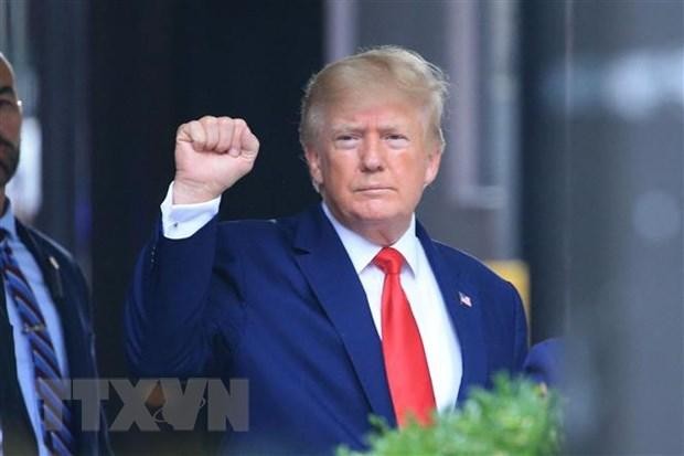 Cựu Tổng thống Mỹ Donald Trump rời khỏi Tòa tháp Trump ở New York City, ngày 10/8. (Ảnh: AFP/TTXVN)