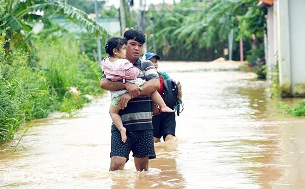 Nước lũ từ đầu nguồn Sông Buông chảy qua địa bàn phường Phước Tân ở mức cao khiến nhiều tuyến đường của phường bị ngập sâu. Ảnh: baodongnai.com.vn