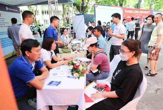 Thí sinh tìm hiểu thông tin tại gian tư vấn xét tuyển của trường đại học Mỏ - Địa chất. Ảnh: Thanh Tùng/TTXVN