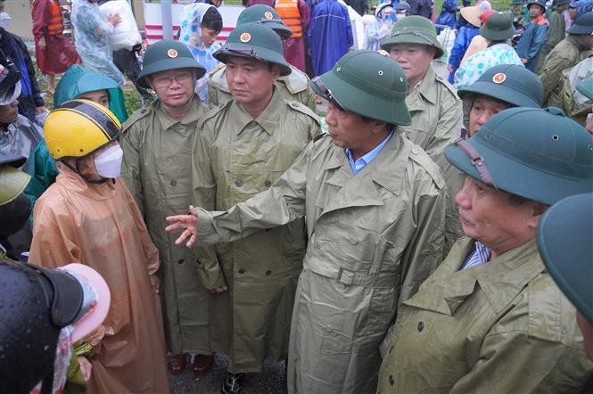 Phó Thủ tướng Lê Văn Thành cùng đoàn công tác kiểm tra tình hình khắc phục thiệt hại sau trận lốc xoáy chiều ngày 27/9 tại thị trấn Cửa Việt, huyện Gio Linh (Quảng Trị). Ảnh: Thanh Tủy/TTXVN.