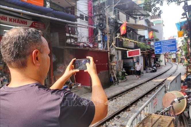 Du khách nước ngoài chỉ được đứng chụp ảnh từ bên ngoài rào chắn. Ảnh minh họa: Tuấn Đức/TTXVN