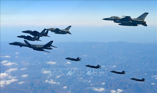 Máy bay ném bom B-1B (trái), US F-35A (phía xa) của Không lực Mỹ (trái) và F-16 (phải) cùng F-15K (trái, phía trên) của Hàn Quốc trong cuộc tập trận chung thường niên "Vigilant Ace" ngày 6/12/2017. Ảnh tư liệu: AFP/TTXVN