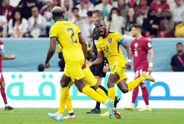 Enner Valencia (phải) lập cú đúp vào lưới Qatar. (Nguồn: AFP)