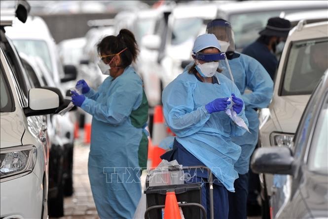 Nhân viên y tế lấy mẫu xét nghiệm COVID-19 cho người dân tại Sydney, Australia. Ảnh minh họa: AFP/TTXVN