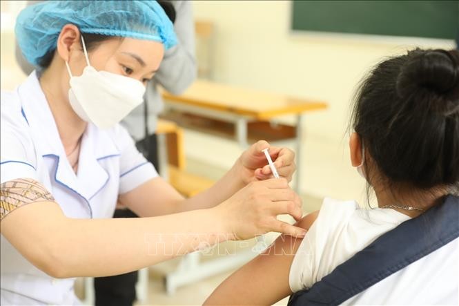 Nhân viên y tế quận Hà Đông (Hà Nội) tiêm vaccine phòng COVID-19 cho học sinh lớp 6 tại điểm tiêm chủng trường THCS Lê Quý Đôn. Ảnh: Minh Quyết/TTXVN