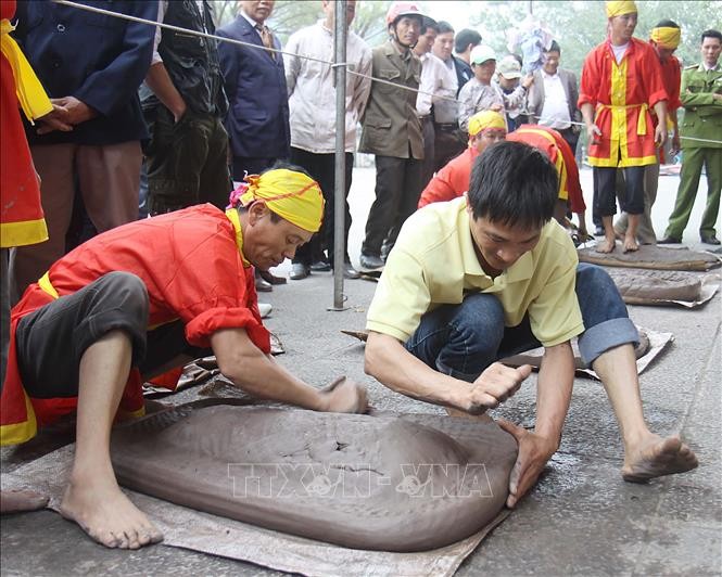 Các pháo thủ tham gia là những trai tráng trong làng. Ảnh tư liệu: TTXVN