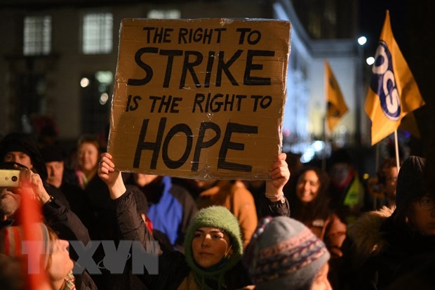 Các nhân viên tham gia cuộc đình công tại London, Anh, ngày 16/1/2023. (Ảnh: AFP/TTXVN)