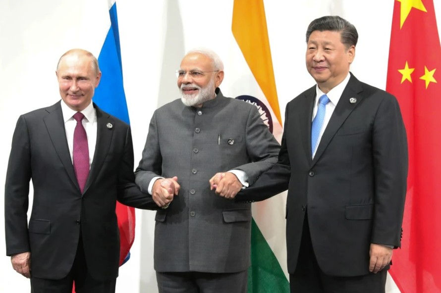 Thủ tướng Ấn Độ Narendra Modi (giữa) trong một cuộc gặp với Tổng thống Nga Putin và Chủ tịch Trung Quốc Tập Cận Bình năm 2019. Ảnh: AFP