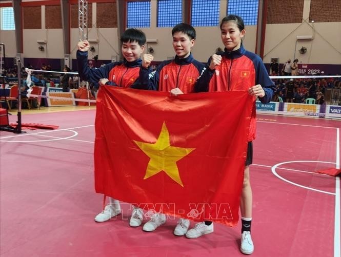 Đội tuyển Cầu mây giành HCV đầu tiên tại SEA Games 32 ở nội dung đôi nữ. Ảnh: TTXVN