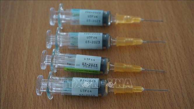 Bốn lọ vaccine Hexaxim có hạn sử dụng tháng 3/2023 đã được tiêm cho trẻ.