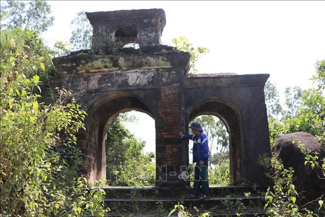 Cổng tam Quan trên núi Phú Thọ.