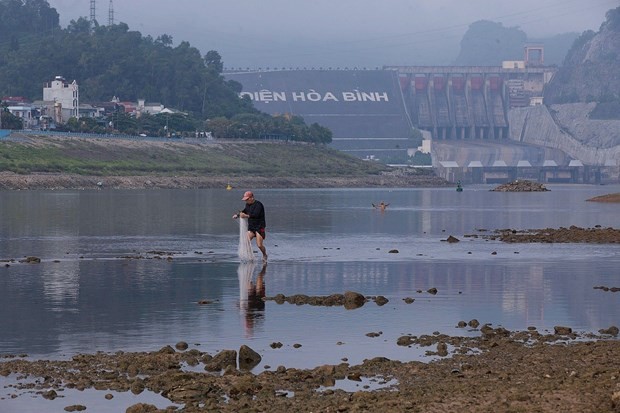 Trong những tháng đầu năm 2023, hạ lưu thuỷ điện Hoà Bình sụt giảm lượng nước nghiêm trọng. (Ảnh: TTXVN)