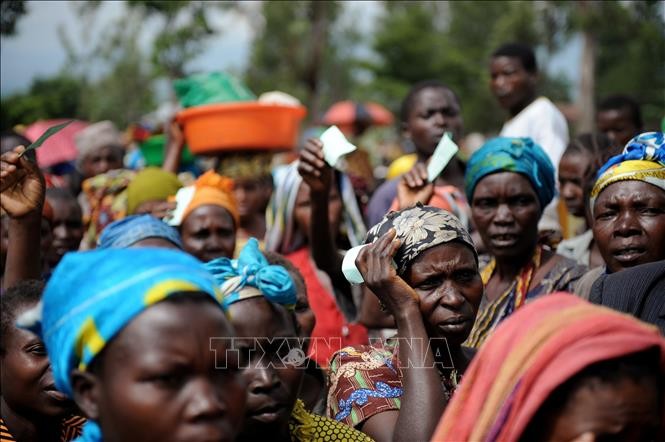 Người dân chờ nhận lương thực cứu trợ tại Kivu, CHDC Congo. 