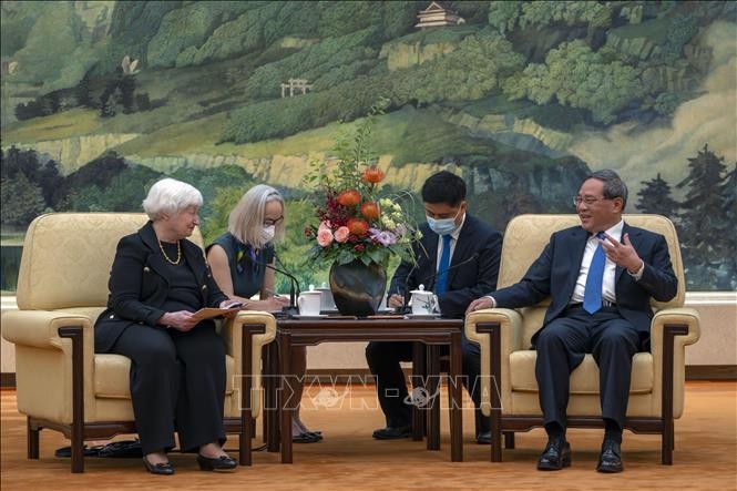 Thủ tướng Trung Quốc Lý Cường (phải) trong cuộc gặp Bộ trưởng Tài chính Mỹ Janet Yellen (trái) tại Bắc Kinh, ngày 7/7/2023. Ảnh: AFP/TTXVN