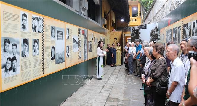 Đại biểu nghe thuyết minh trưng bày với ba nội dung: Tuổi xanh nơi ngục lửa, Ngọn lửa Thành đồng, Ký ức không phai. Ảnh: Thanh Tùng/TTXVN