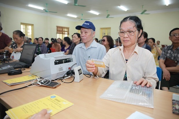 Thực hiện chi trả lương hưu. (Ảnh: PV/Vietnam+)