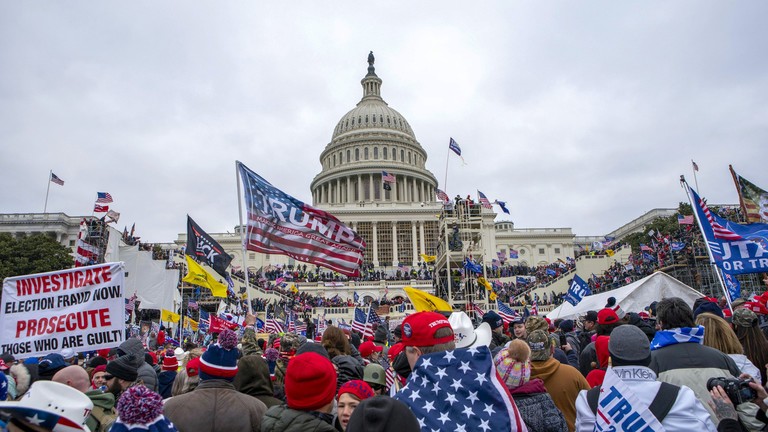 Người ủng hộ ông Donald Trump gây rối tại Điện Capitol ngày 6/1/2021. Ảnh: AP