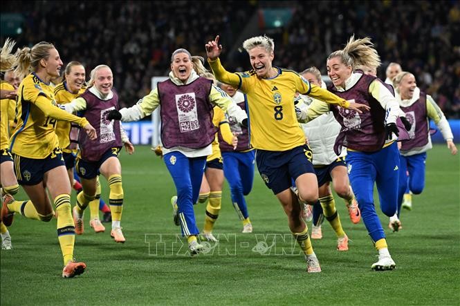 Niềm vui của các cầu thủ đội tuyển Thụy Điển sau khi giành chiến thắng. Ảnh: AFP/TTXVN