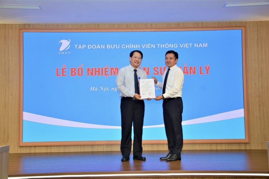 Ông Huỳnh Quang Liêm Tổng giám đốc Tập đoàn VNPT trao quyết định bổ nhiệm cho ông Nguyễn Văn Tấn (bên trái)