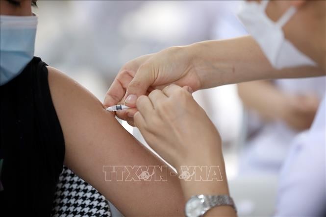 Tiêm vaccine phòng dịch COVID-19 tại điểm tiêm Nhà văn hóa khối Đại Thắng, phường Chi Lăng, thành phố Lạng Sơn, tỉnh Lạng Sơn. Ảnh tư liệu: Anh Tuấn/TTXVN