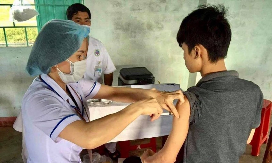 Tiêm vaccine phòng bệnh bạch hầu cho người dân. Ảnh: BYT