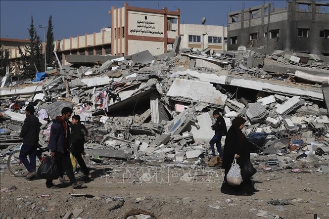 Những tòa nhà bị phá hủy sau cuộc không kích của Israel xuống Dải Gaza, ngày 10/1/2024. Ảnh: THX/TTXVN