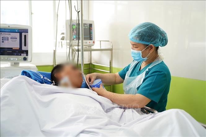 Người bệnh đang được theo dõi, điều trị tích cực tại Bệnh viện Chợ Rẫy Thành phố Hồ Chí Minh. Ảnh: TTXVN phát