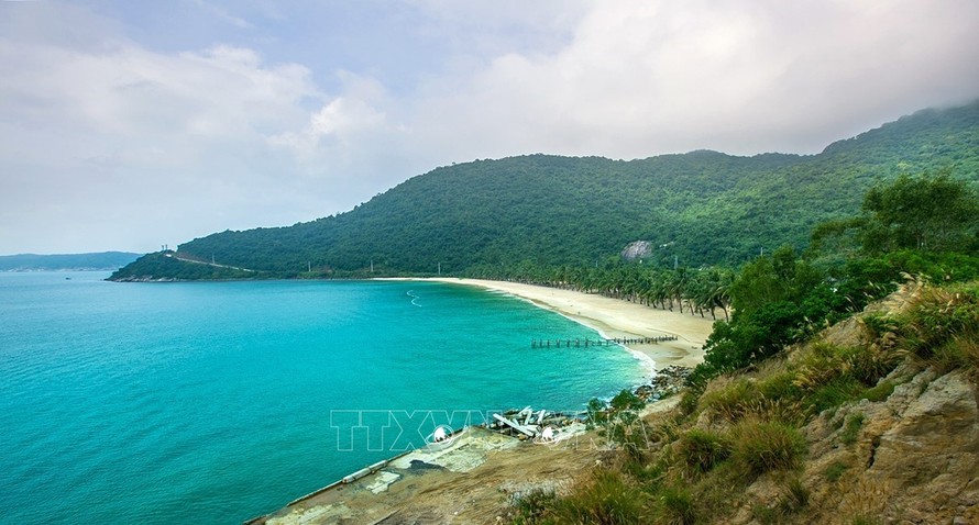 Bãi tắm đẹp với cát trắng trải dài trên một góc đảo Cù Lao Chàm. Ảnh: Trọng Đạt/TTXVN