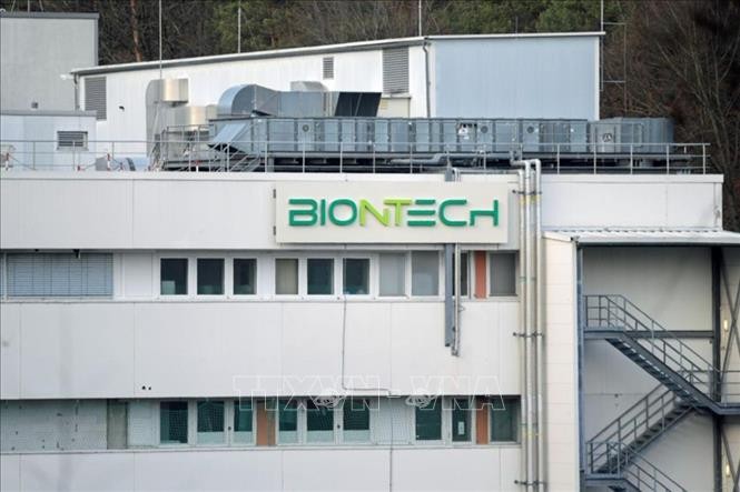 Logo Công ty dược BioNTech của Đức tại một tòa nhà. Ảnh: The Straits Times/TTXVN