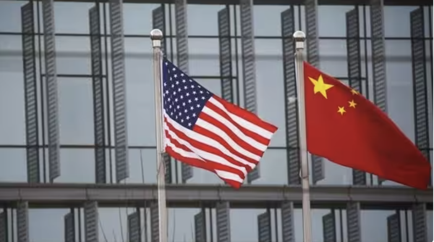 Cờ Mỹ (bên trái) và cờ Trung Quốc. Ảnh minh họạ: Reuters