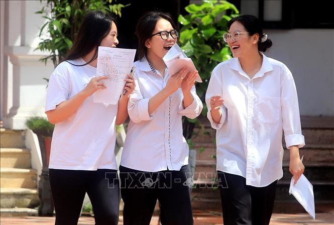 Các thí sinh tại Hội đồng thi trường THPT Nguyễn Đức Cảnh (thành phố Thái Bình) rạng rỡ sau khi hoàn thành môn thi Ngữ văn Kỳ thi tốt nghiệp THPT năm 2023. Ảnh minh họa: Thế Duyệt/TTXVN