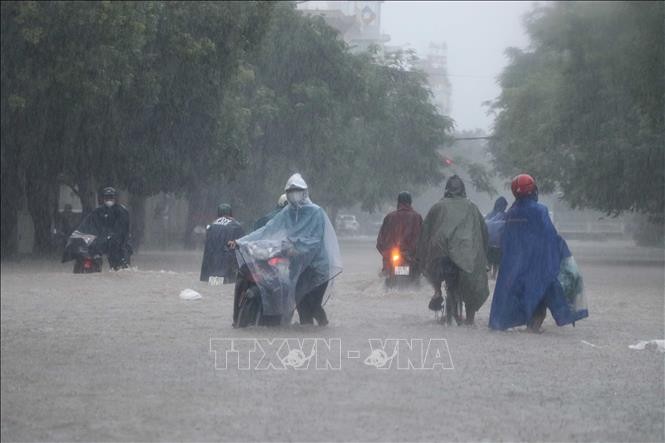 Mưa lớn gây ngập úng nhiều tuyến đường ở thành phố Hải Phòng. Ảnh: Hoàng Ngọc/TTXVN