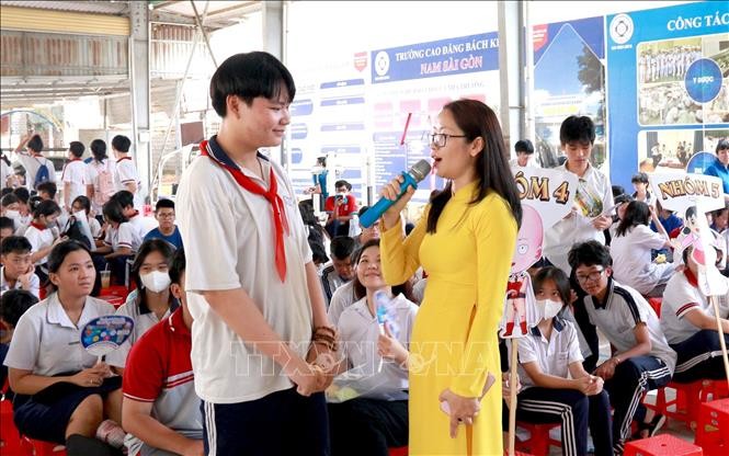 Thạc sĩ Phan Thị Tuyết Nhung, chuyên gia hướng nghiệp Trung tâm Dịch vụ việc làm Thanh niên TP Hồ Chí Minh hướng dẫn các em học sinh khối lớp 8, 9 định hướng nghề nghiệp cho tương lai.