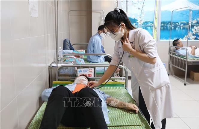 Các bệnh nhân nghi ngộ độc thực phẩm ngày 6/5 được theo dõi, điều trị tại Khoa Truyền nhiễm (Bệnh viện Đa khoa tỉnh Thái Bình). Ảnh: Thế Duyệt/TTXVN